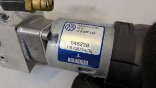 7L6827449,70678002 Моторчик (насос) подъема крышки багажника (3-5 двери) Volkswagen Touareg 1 Арт 20478768, вид 3