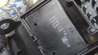 20917578 Кнопка стеклоподъемника переднего правого Chevrolet Orlando Арт 20235378, вид 4