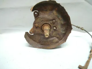  Цапфа задняя левая (ось ступицы) Nissan Primera 10 Арт 190585, вид 1