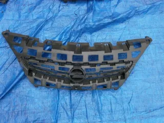 13264582 Решетка радиатора Opel Astra J Арт e3402077, вид 1