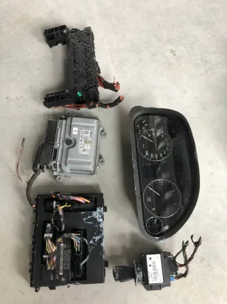 6401507579 1695451308 A6401502479 1695452932 A1695453032 1031098100 A1698204326 Блок управления двигателем Mercedes A W169 Арт e6179900, вид 1