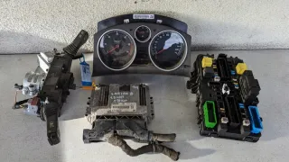 0281013593 Блок управления двигателем Opel Zafira B Арт e9111464, вид 1