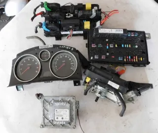 Z18XER 55564081 13268307 13220829 13267542 13306115 Блок управления двигателем Opel Zafira B Арт e12292932, вид 1