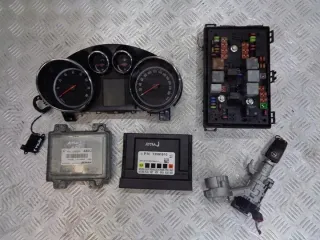 12659379 13591610 13500157 13433769 Блок управления двигателем Opel Astra J Арт e12243504, вид 1
