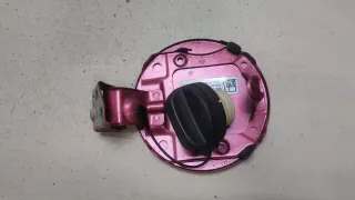 64850M68K01,77121M63J10,7711674L00 Лючок бензобака розовый Suzuki Alto HA25 Арт 9381969, вид 3