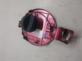 64850M68K01,77121M63J10,7711674L00 Лючок бензобака розовый Suzuki Alto HA25 Арт 9381969, вид 5