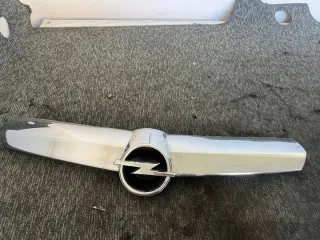 13223226 475498858 Решетка радиатора Opel Corsa D Арт e10066154, вид 1