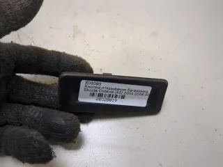1Z0827574C Кнопка открытия багажника Skoda Octavia A5 restailing Арт 20320019