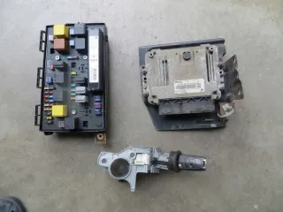 0281013593 Блок управления двигателем Opel Zafira B Арт e7837577, вид 1