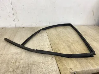 Уплотнительная резинка Mitsubishi Pajero 4 restailing 2 2016г. 5735A577 - Фото 2