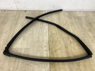 Уплотнительная резинка Mitsubishi Pajero 4 restailing 2 2016г. 5735A577 - Фото 4