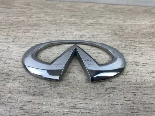 908911CA0A Эмблема крышки багажника Infiniti QX70  Арт 2-889362, вид 1